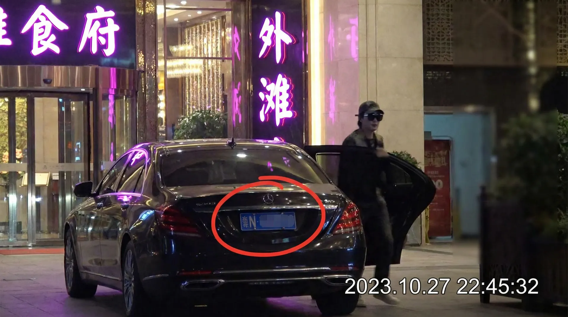 里番-里番动漫视频最新资源与精选动漫|里番 - 豪车餐厅外偷拍